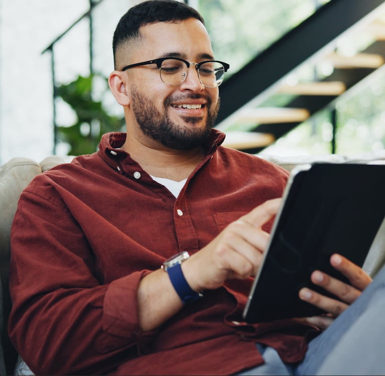 Younger_FERS_Employee_Reads_Benefits