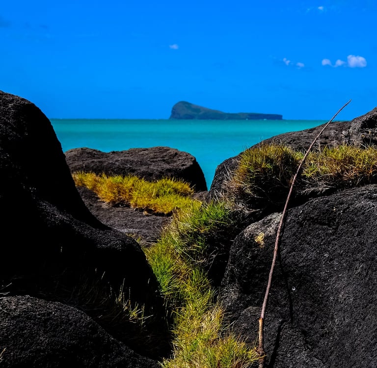 Vue sur la mer et Coin de Mire au nord de l'ile Maurice 