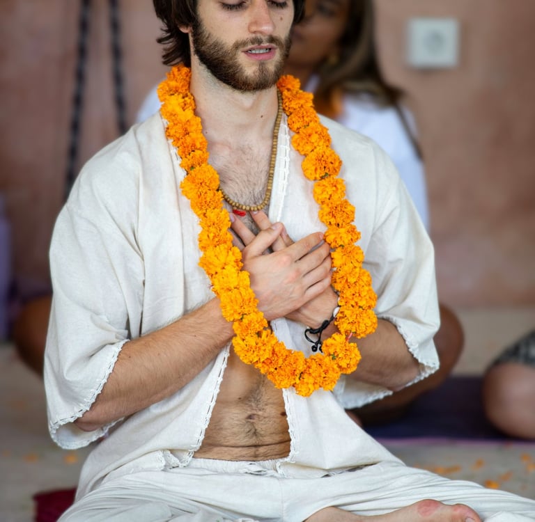 Luca Scopis a Bali, Indonesia, durante la sua cerimonia di Yoga