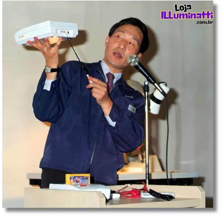 Funcionário da Nintendo segurando o console (protótipo) do Super Famicom em 1988 na Demosntração