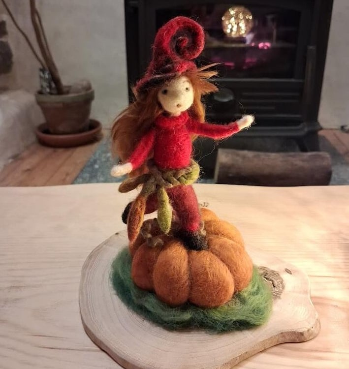 Sculpture lutine en laine feutrée à l'aiguille