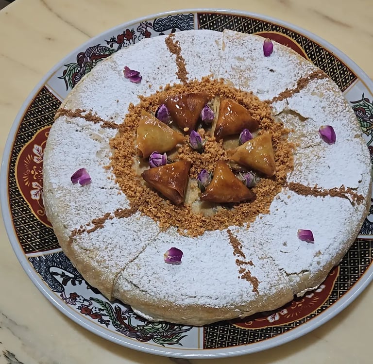 pastilla au poulet oignons confits, aux oeufs et amandes grillées