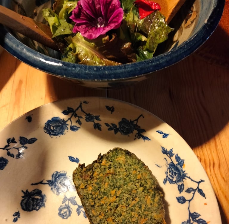 Salade sauvage et cake à l'ortie