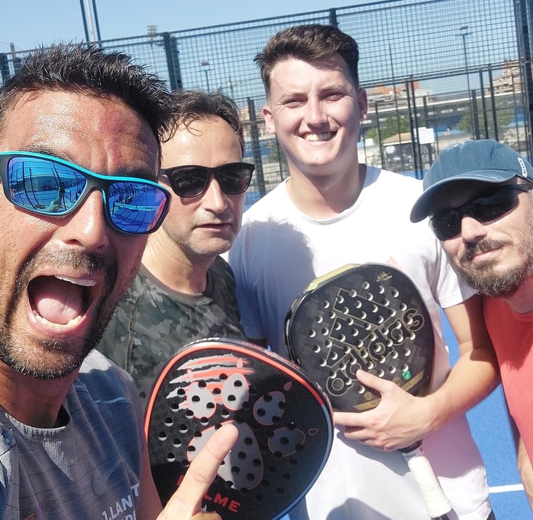 jugadores de padel en pista con palas