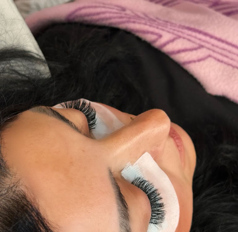 alt="before and after lash extension results"