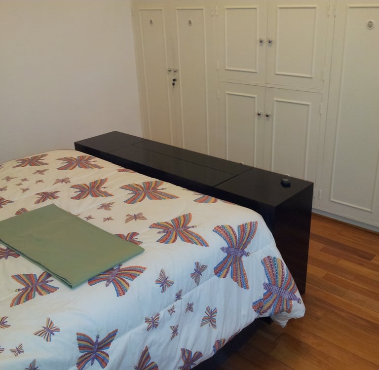 Mueble a medida con sistema TV Lift oculto para optimizar espacio frente a placard