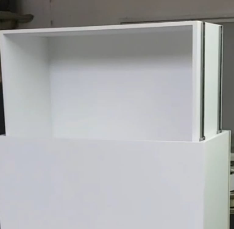 Sistema de elevación motorizada para ocultar TV instalado en mueble SCH Design