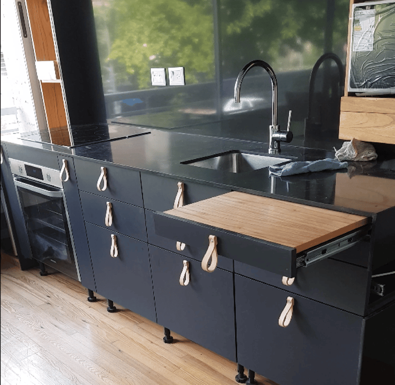 estante con movimiento controlado por motor