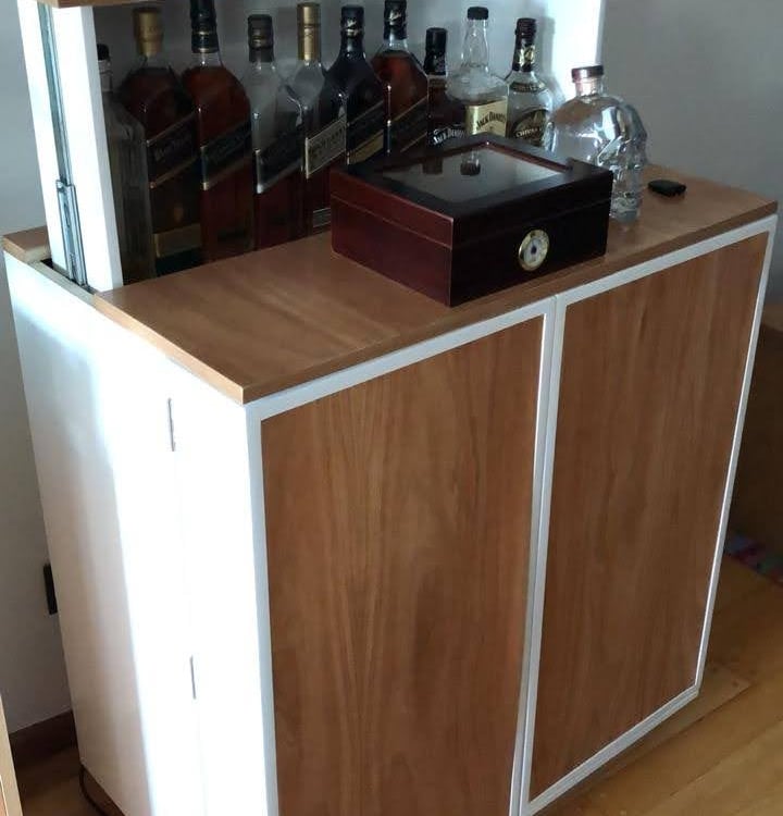 bar con sistema de elevación para botellas