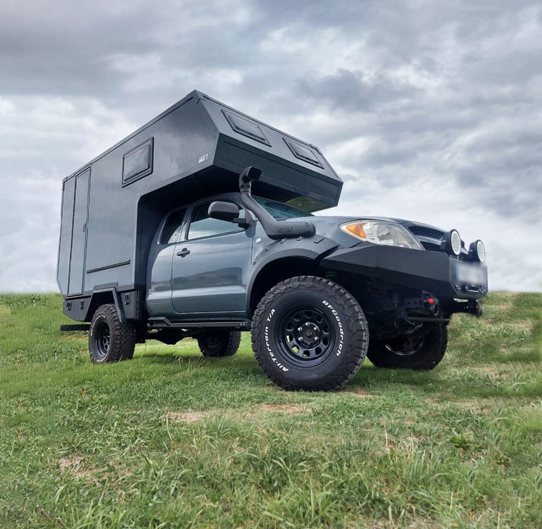 furgoneta pick up con cabina camper en el campo