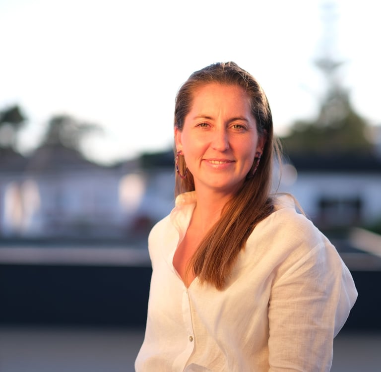 Photo d’Aliénor Crépin, fondatrice de HOJE STUDIO, une agence de design d’intérieur.