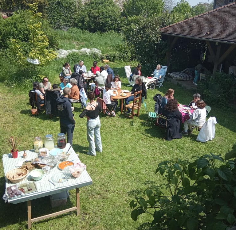 groupe de gens en extéreur avec jardin