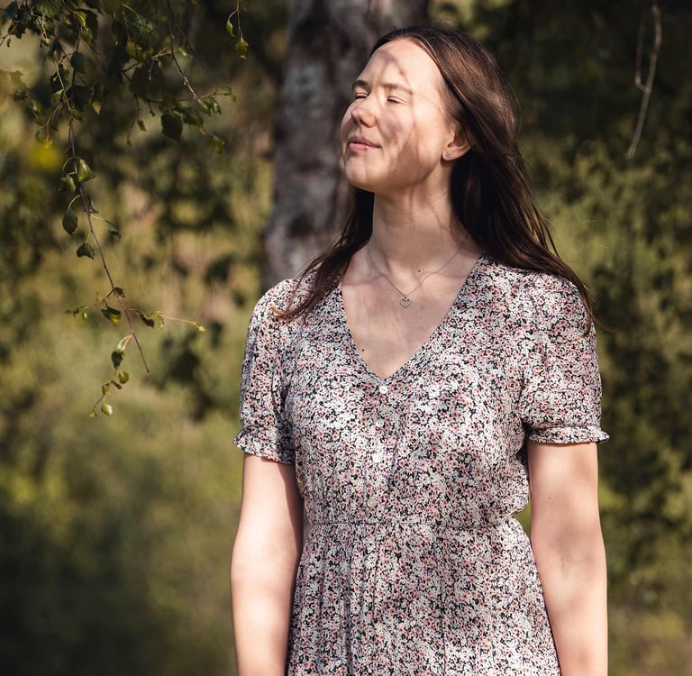 Pia von Personal Wishes genießt im Blumenkleid mit geschlossenen Augen die Musik. Foto: Joel Pingel.