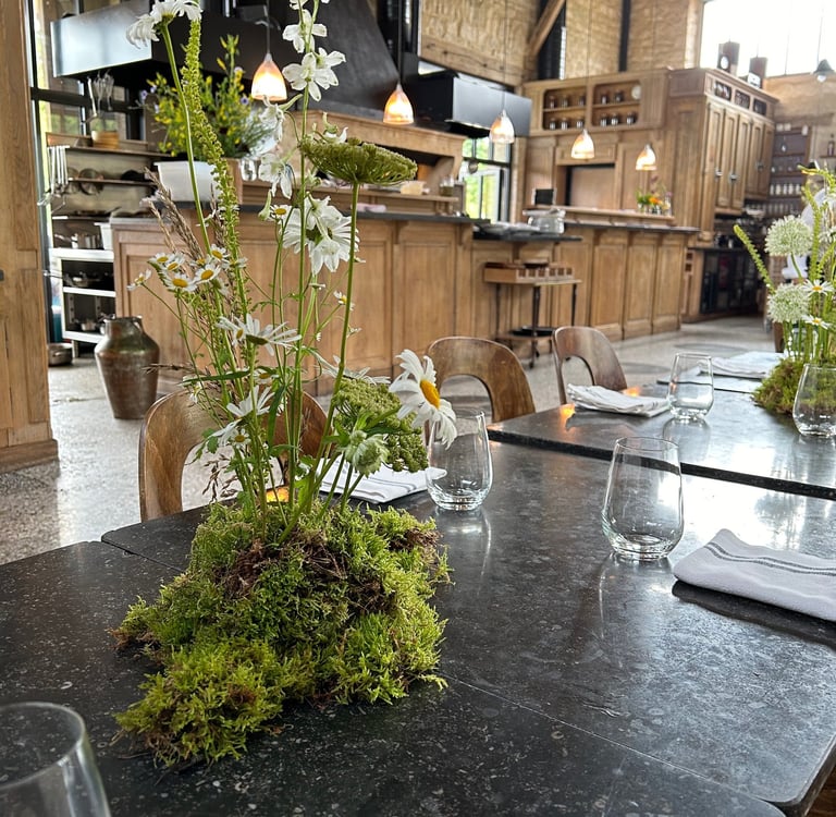 Composition de table de fleurs des champs tel une motte de terre