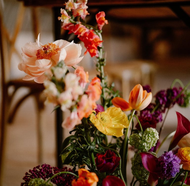 zoom sur une composition de fleurs pour un mariage