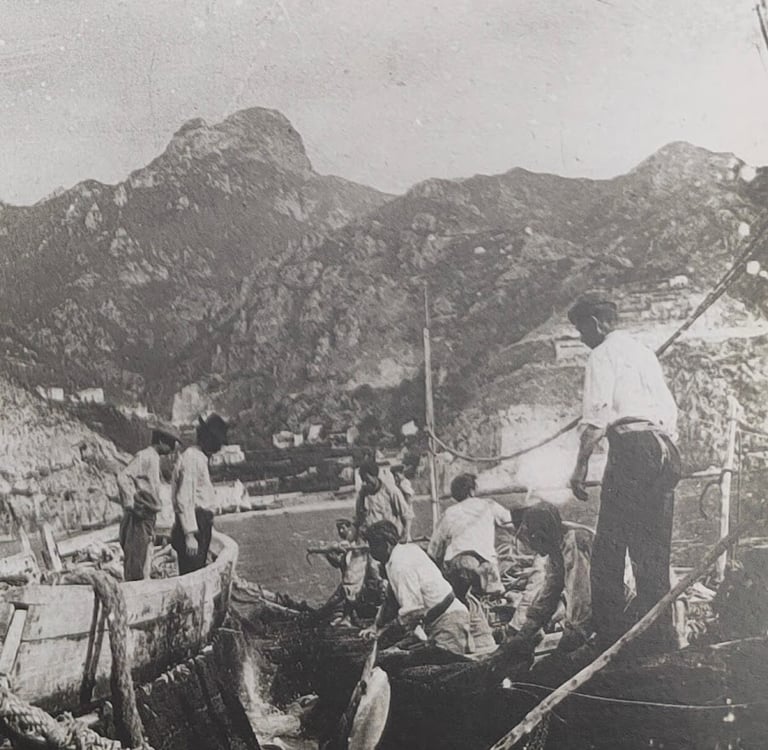 Pescatori al lavoro sulla Costiera Amalfitana nell'Ottocento, fotografia storica tratta dal libro La