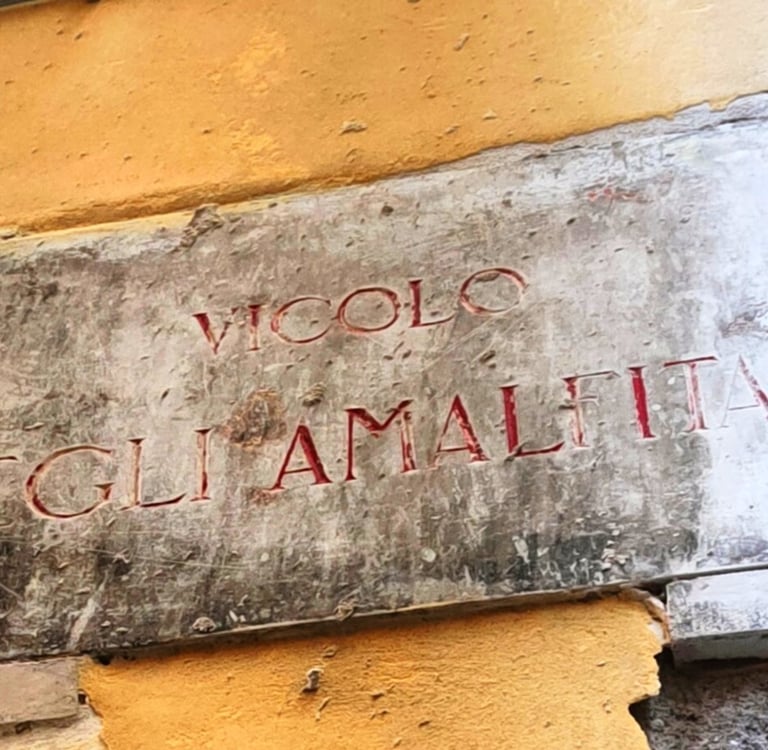 Targa in pietra del Vicolo degli Amalfitani nel centro storico di Salerno, simbolo del legame tra Sa