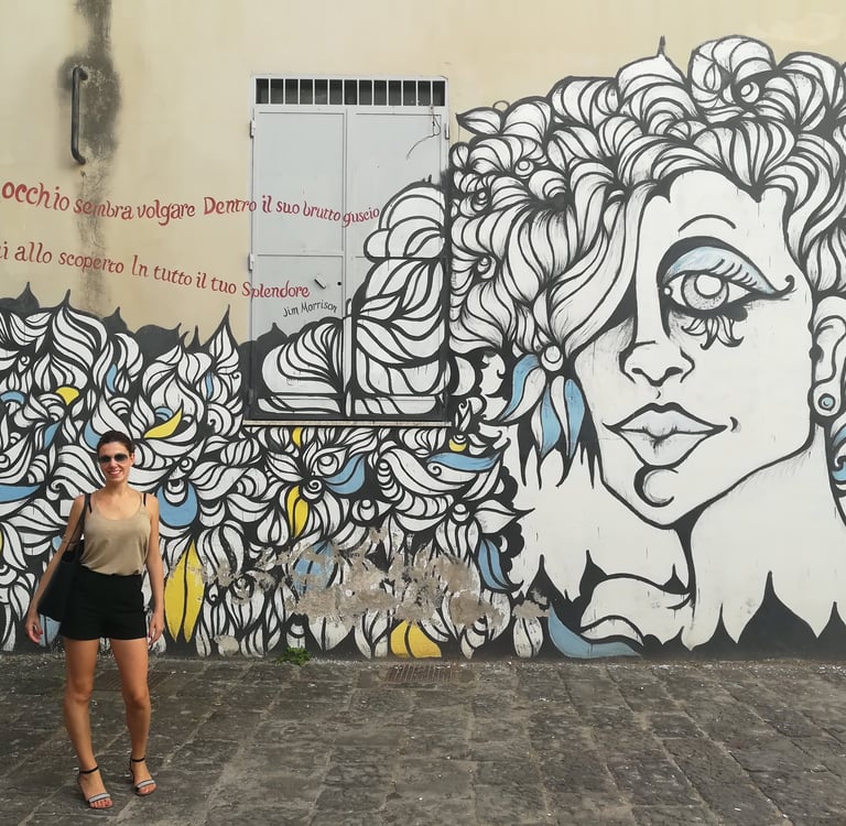 Giusy davanti al murale di Jim Morrison alle Fornelle, Salerno.
