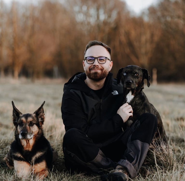 Basti Matern mit 2 Hunden