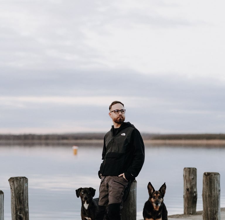 Basti Matern mit seinen 2 Hunden am Steg