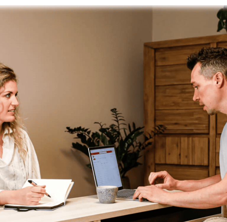 Jacquelien en Laurens in overleg in de praktijkruimte voor ondernemers