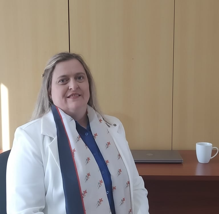 uma mulher com uma camisa branca e lenço