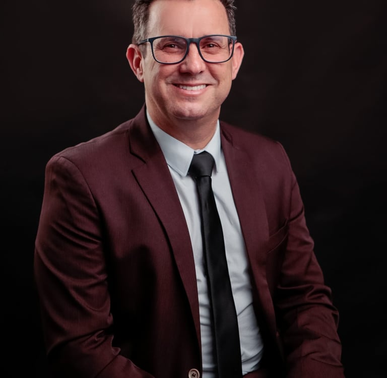 um homem de terno e gravata sorrindo