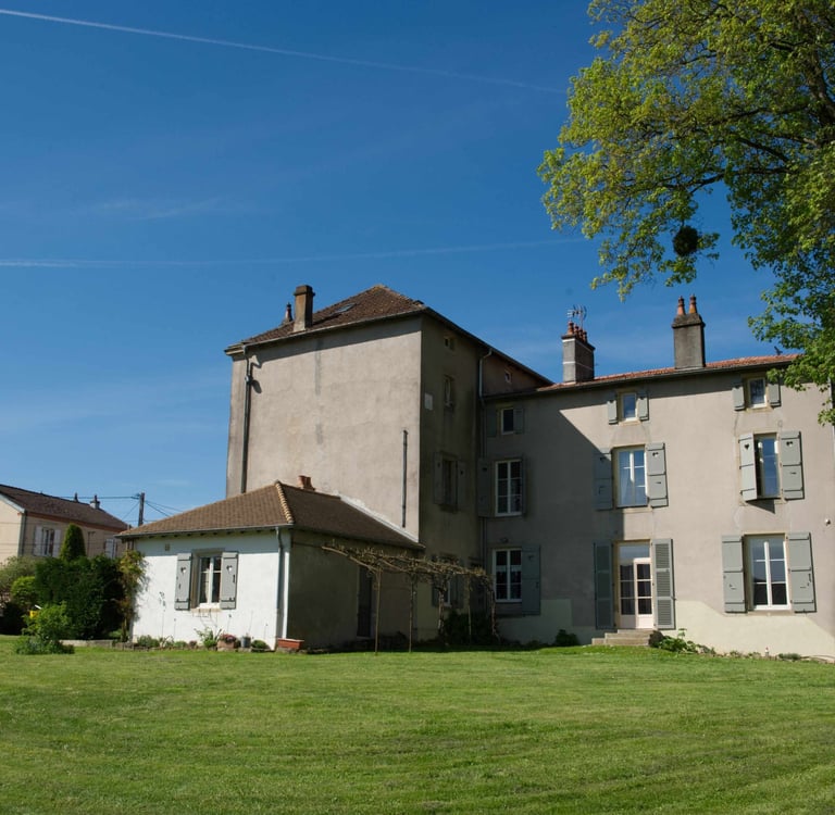 Die Rückseite des Herrenhauses mit der Parkanlage