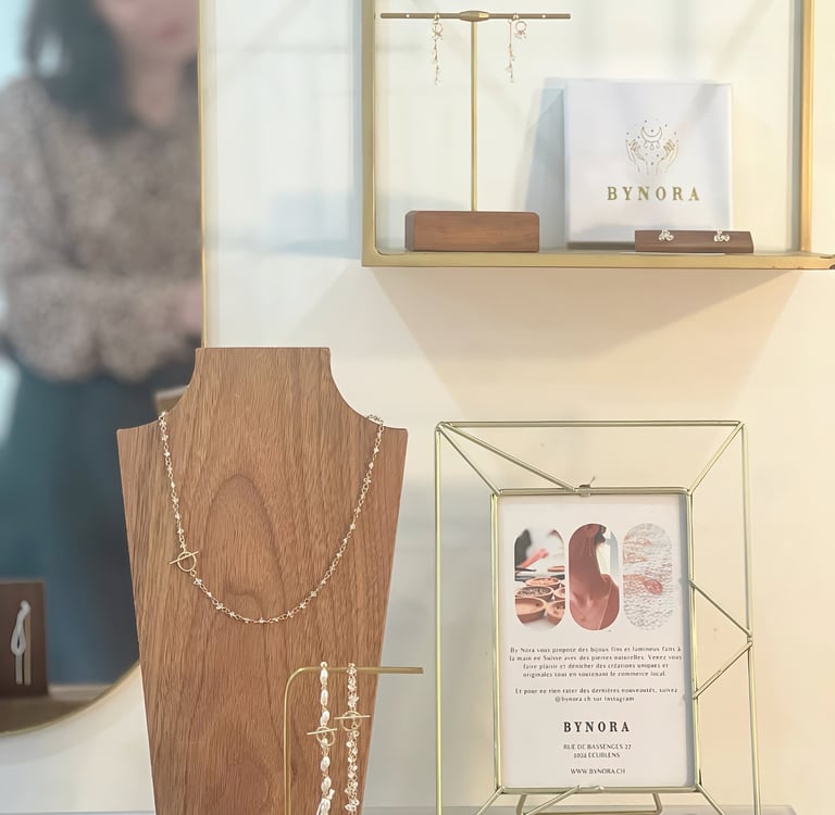 Photo d'un coin de la boutique BYNORA, avec bijoux en pierres naturelles