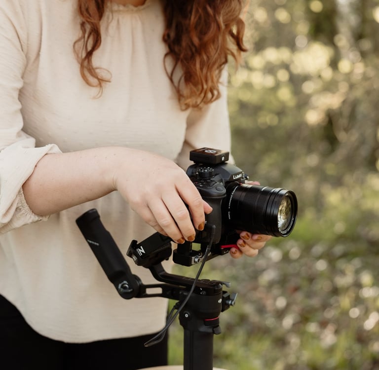 Réglage de matériel de tournage avec vidéaste d'entreprise léa olivier