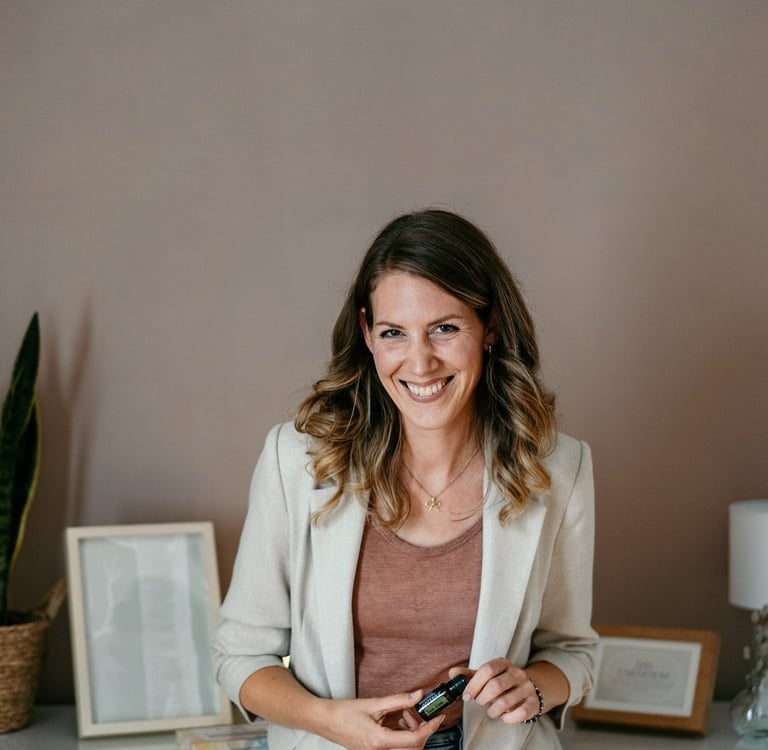 dōTERRA Wellnessbotschafterin hält ätherisches Öl in der Hand familienfreundliches Business