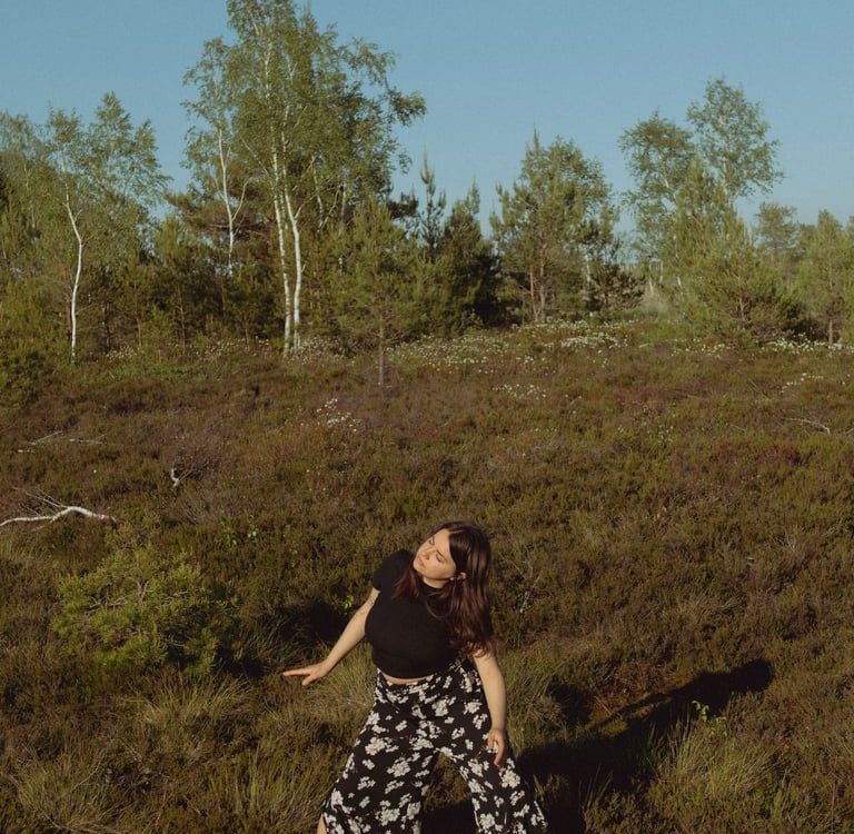 Šokis, joga, miskai, moteru stovykla