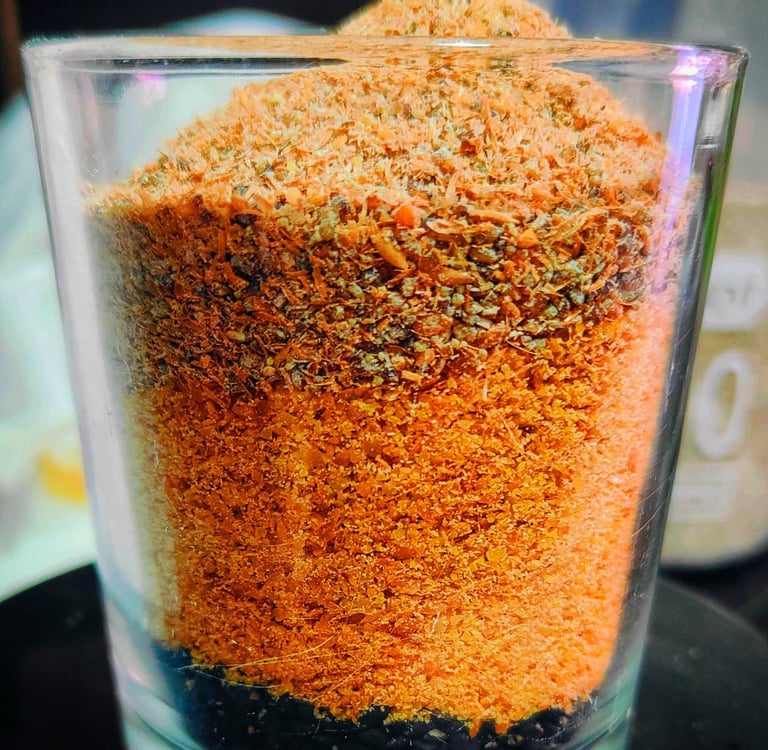 Un vaso de cristal con una mezcla de semillas y condimentos