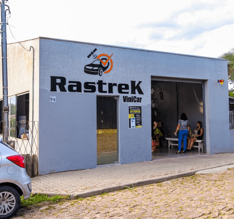 Clientes aguardando atendimento na frente da Rastrek Vinicar — loja de rastreador veicular em Viamão