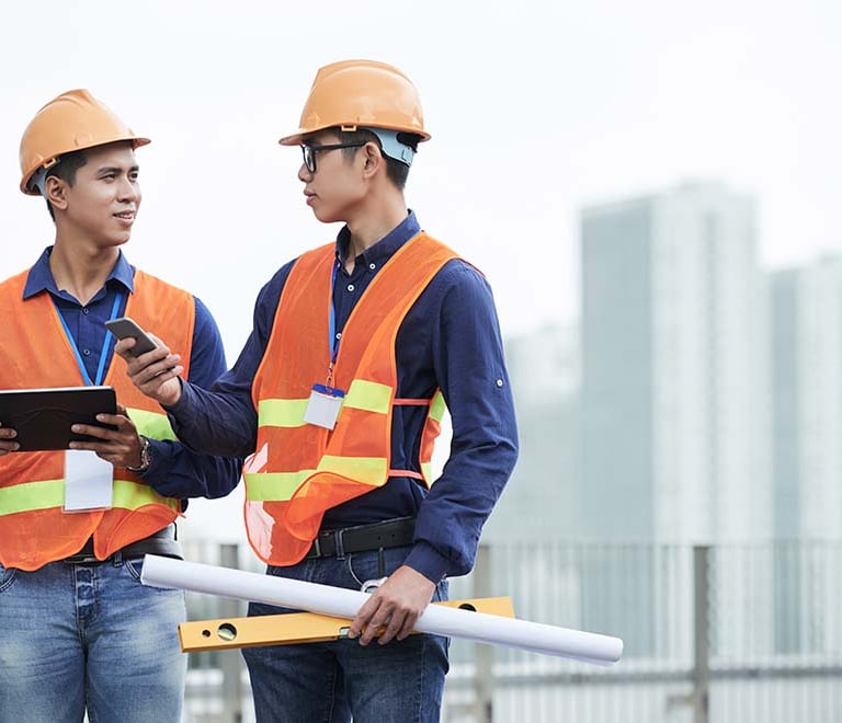 engenheiros conversando