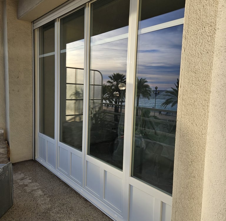 Photo de vue mer + double vitrage + fenêtre sur mesure + coulissant aluminium + verre + fenetre