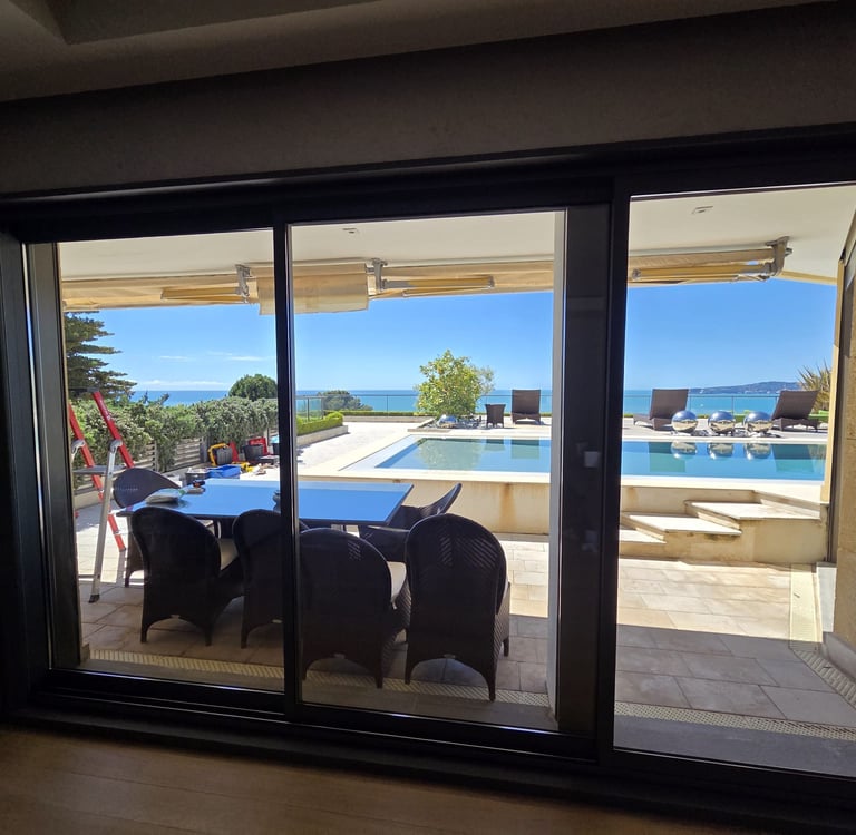 ezz baie vitrée vitrage mer maison store piscine 