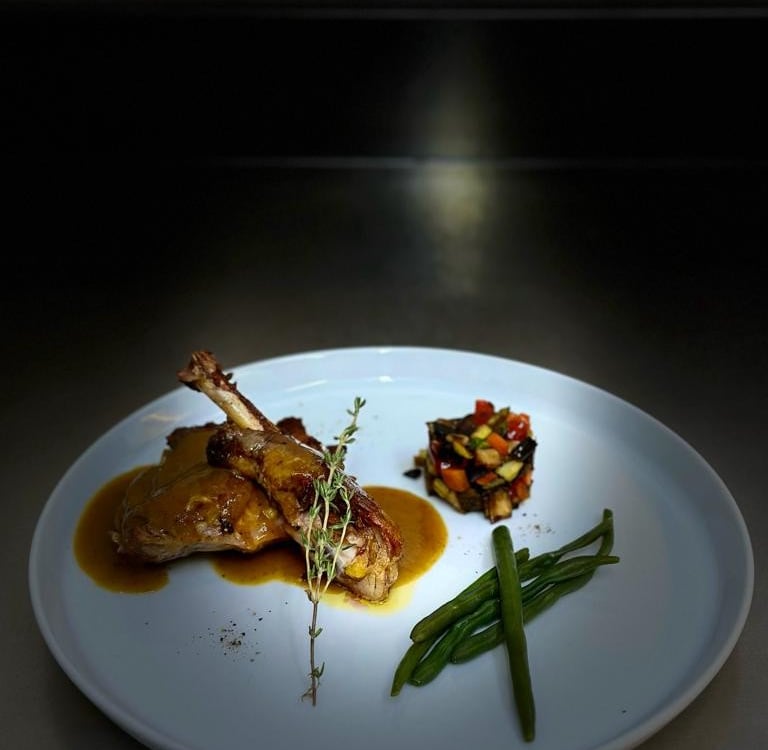 Coscio di faraona cotto a bassa temperatura con verdure fresche di stagione - Low-temperature cooked
