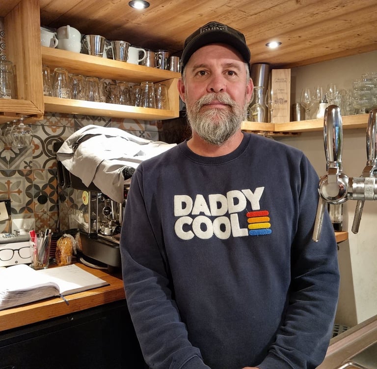 Photographie du gérant du restaurant dans son espace "bar"