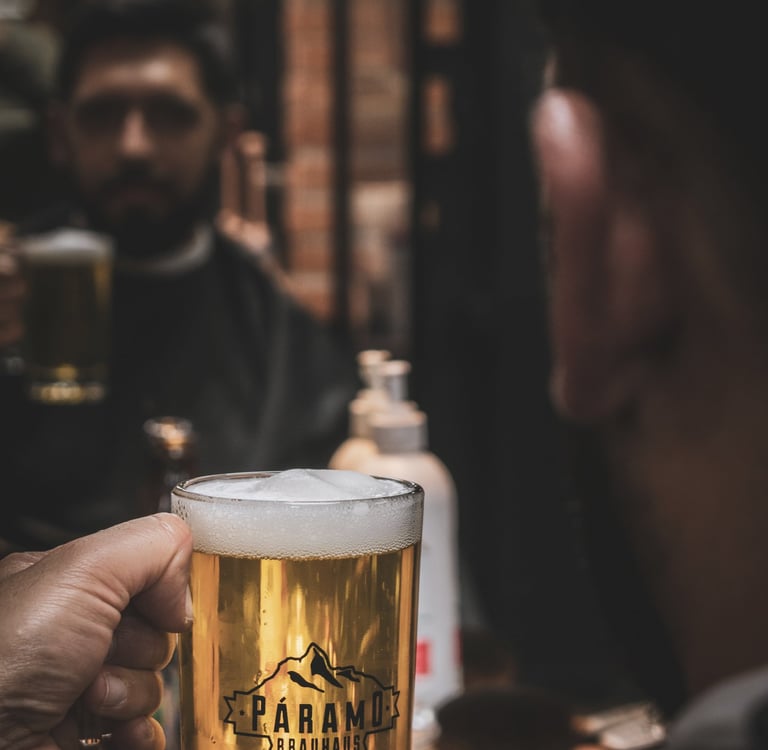 hombre en barberia tomando cerveza excelente experiencia y servicio