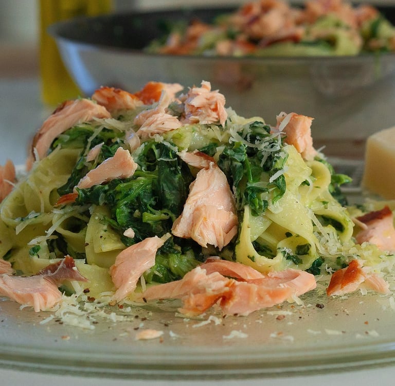 Makaron z łososiem i szpinakiem