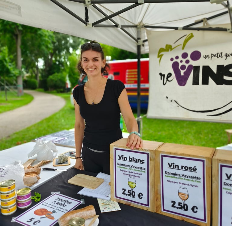 Revinsy à la buvette d'un festival