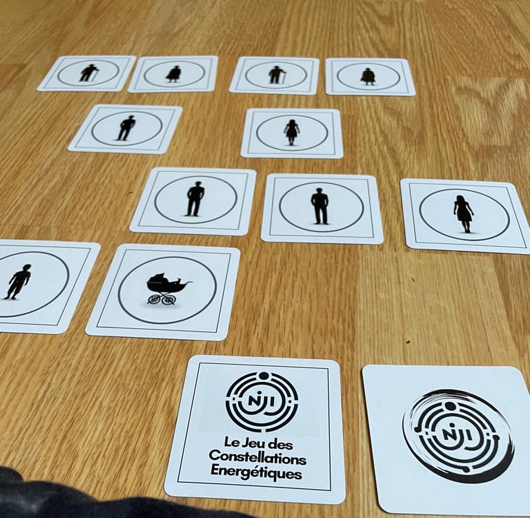 cartes du jeu des constellation familiale niji posées sur un parquet. Thérapeutenantes