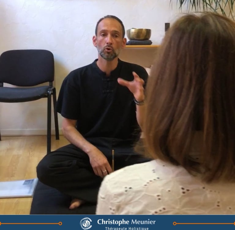 homme qui parle et qui donne une formation en magnetisme