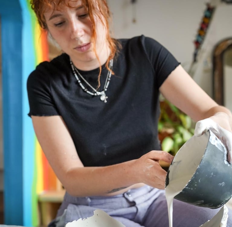 May qui coule du plâtre dans un moule