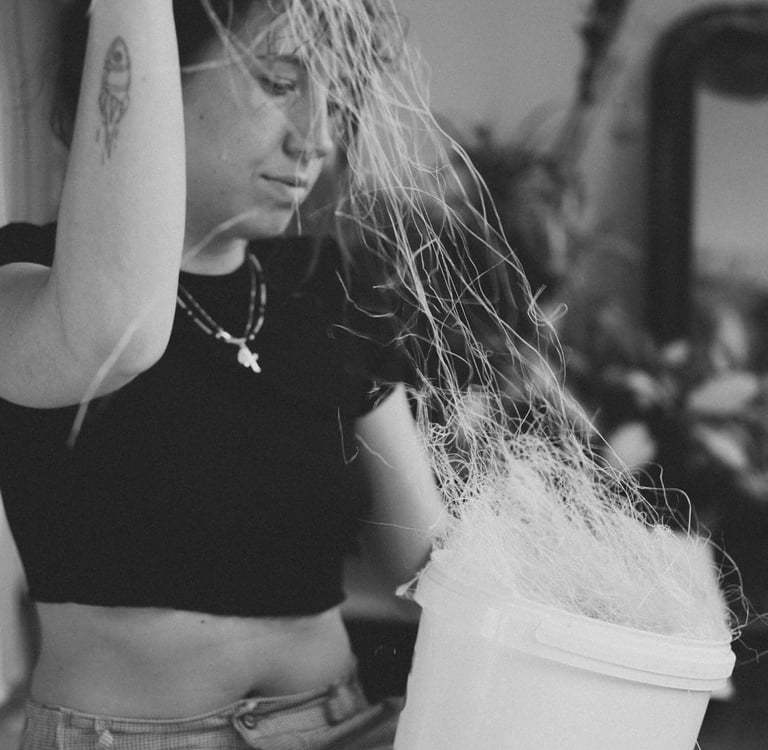 May qui fait un tirage en plâtre  - Moulage intime Bordeaux