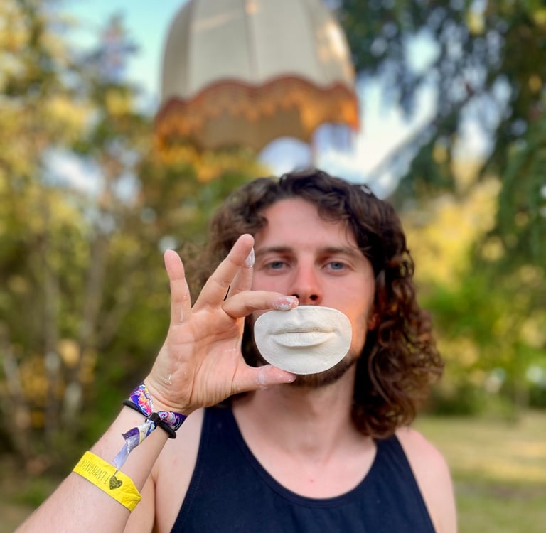 Bouche en plâtre devant modèle  - Moulage intime Bordeaux