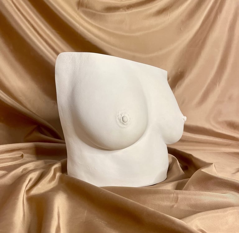 Moulage grande poitrine en plâtre sur fond doré - Moulage intime Bordeaux