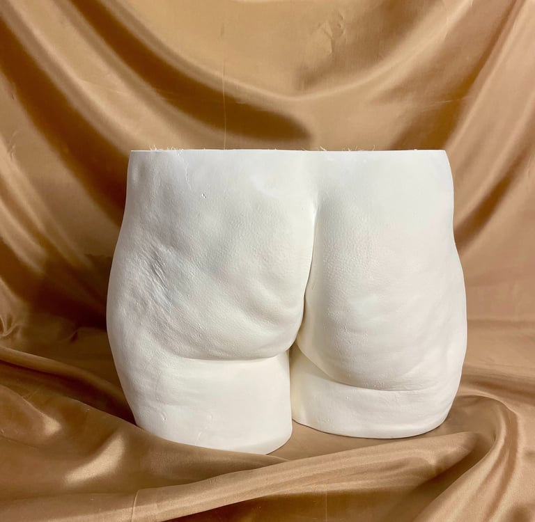 Moulage fesses en plâtre sur fond doré - Moulage intime Bordeaux
