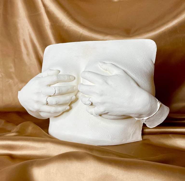 Moulage mains sur poitrine en plâtre sur fond doré - Moulage intime Bordeaux